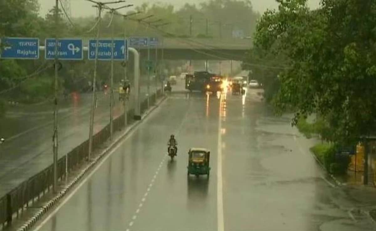 दिल्ली-NCR में मौसम ने ली करवट, धूल भरी आंधी के साथ कई इलाकों में बारिश, IMD ने जारी की चेतावनी