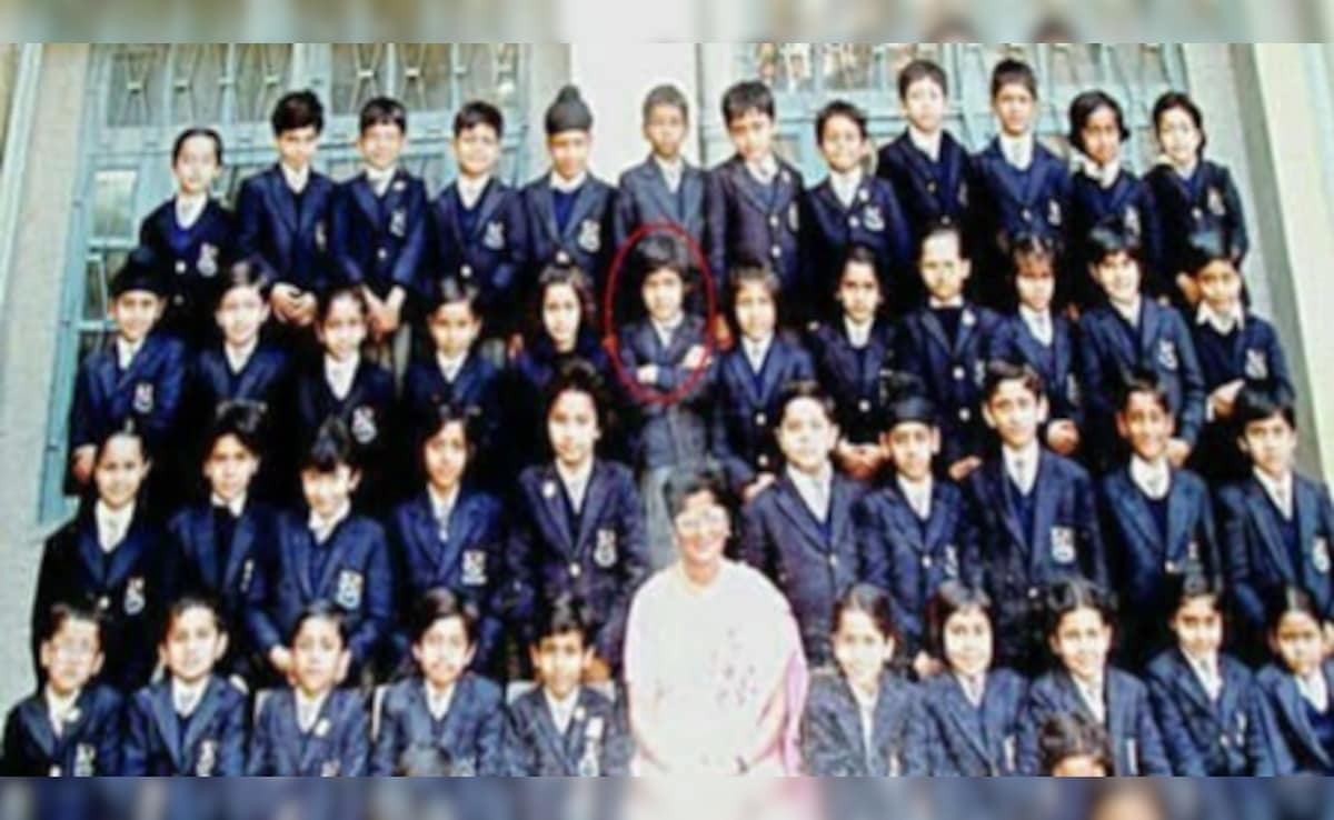 स्कूल की ग्रुप फोटो में है दिग्गज एक्ट्रेस, जिनके आगे पानी कम हैं दीपिका-आलिया, खांस नहीं इनके पीछे लगती है डायरेक्टर्स की लाइन