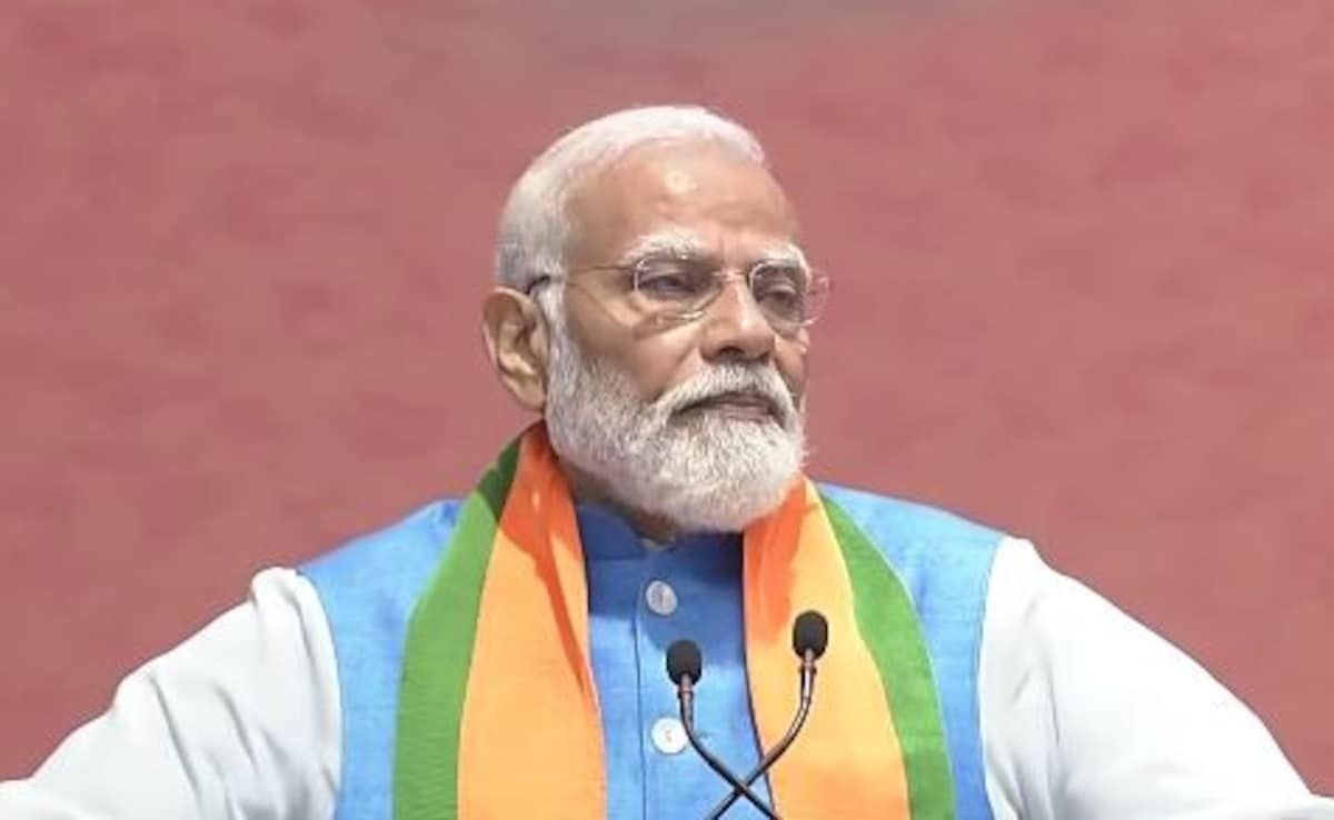 पीएम मोदी भोपाल पहुंचे, सिंदूरी रंग की साड़ी पहने 15 हजार महिलाएं स्वागत के लिए तैयार