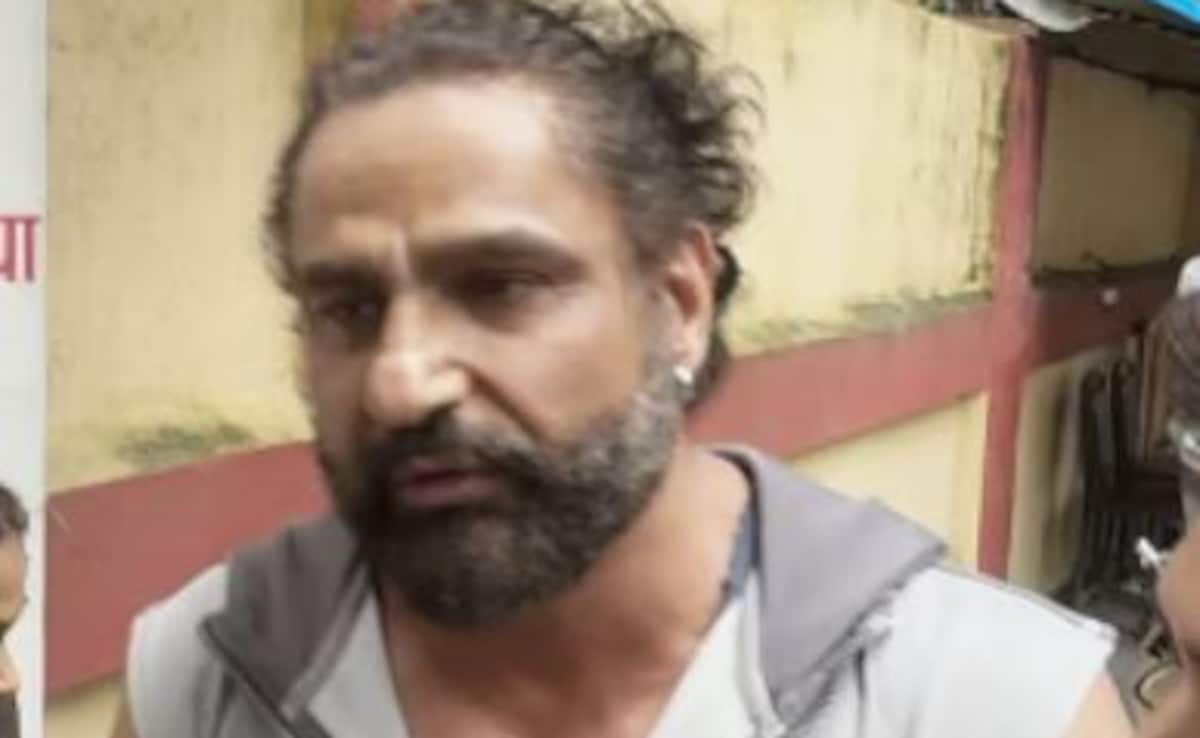 Shefali Jariwala Death: Husband Parag Tyagi Requests Paparazzi With Folded Hands To Stop Invading His Privacy In Viral Video. Watch