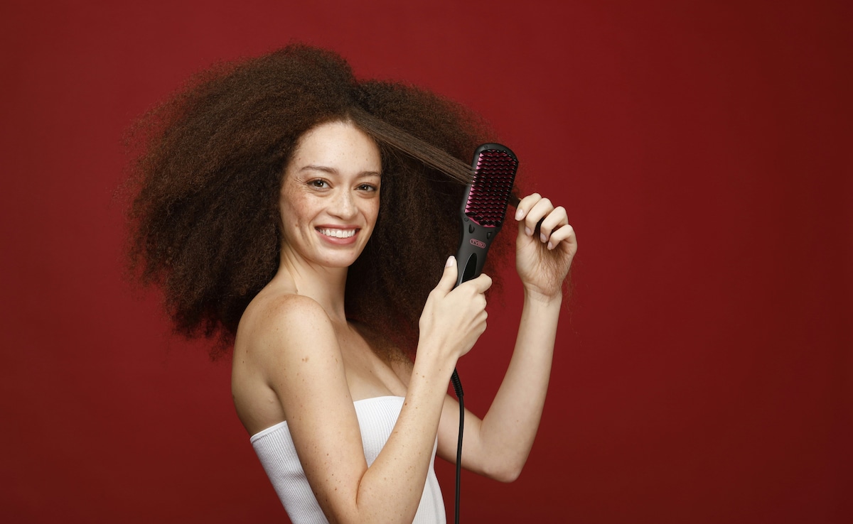 कम कीमत में बिना झंझट के पाएं स्ट्रेट और शाइनी बाल, वो भी इन बेहतरीन Hair Brush Straightener के साथ!