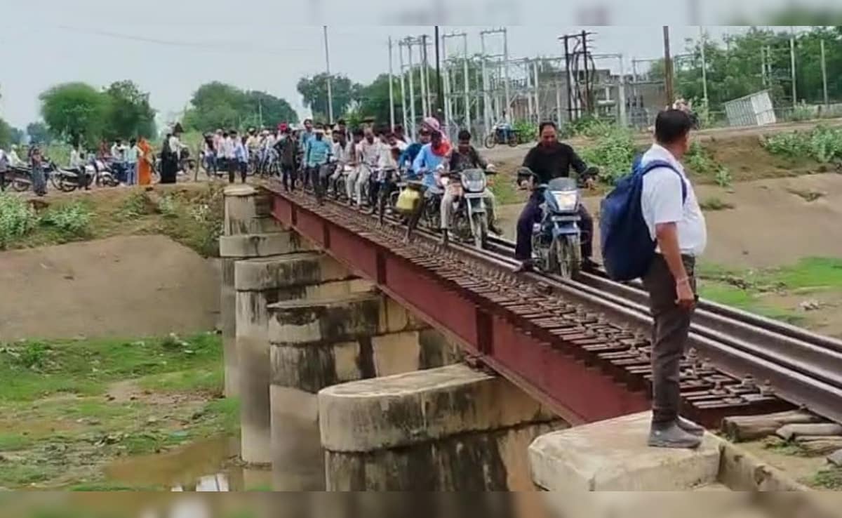 ये हो क्या रहा है…बाइक सवारों ने रेलवे ट्रैक को बनाया हाईवे