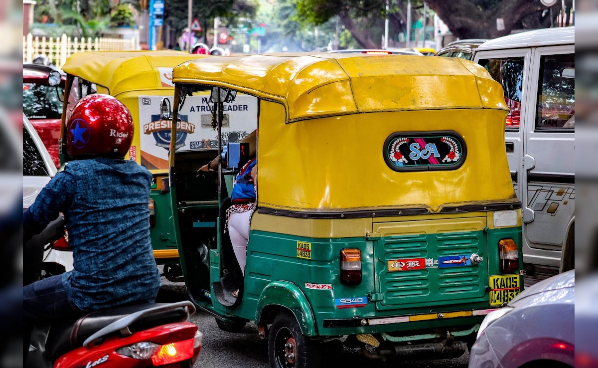 वीडियो वायरल होते ही बेंगलुरु में ऑटो ड्राइवर के पैरों में गिर कर मांगी कपल ने माफी 