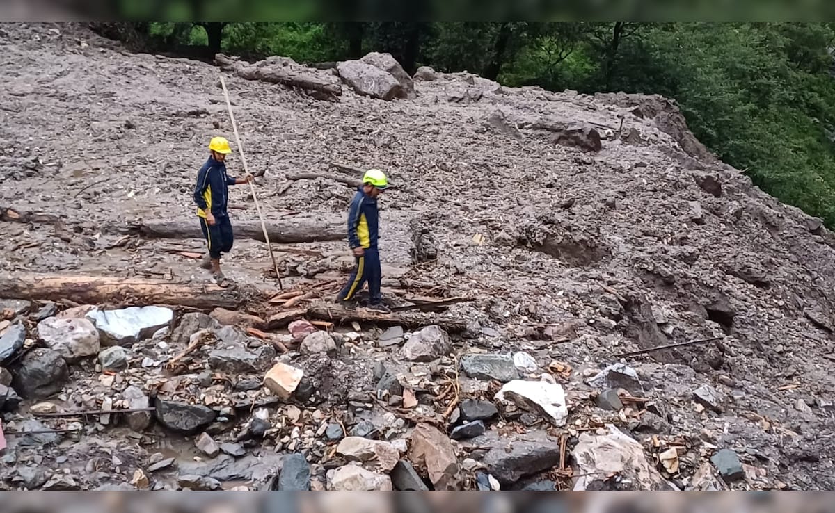उत्तराखंड में ‘बादलफोड़’ बारिश, बद्रीनाथ-केदारनाथ में उफान पर अलकनंदा और मंदाकिनी, उत्तरकाशी में बन रहा होटल बहा