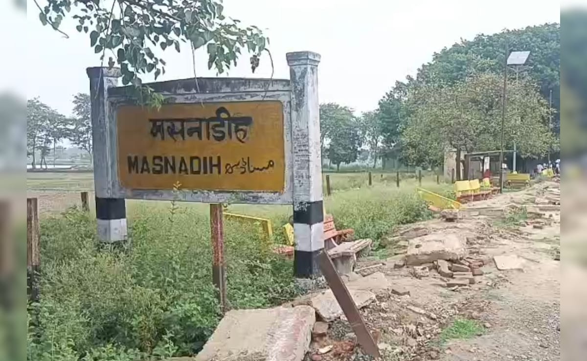 मिट्टी के टीले या प्लेटफार्म… रेलवे स्टेशन पर बिजली, पानी के लिए यात्री परेशान