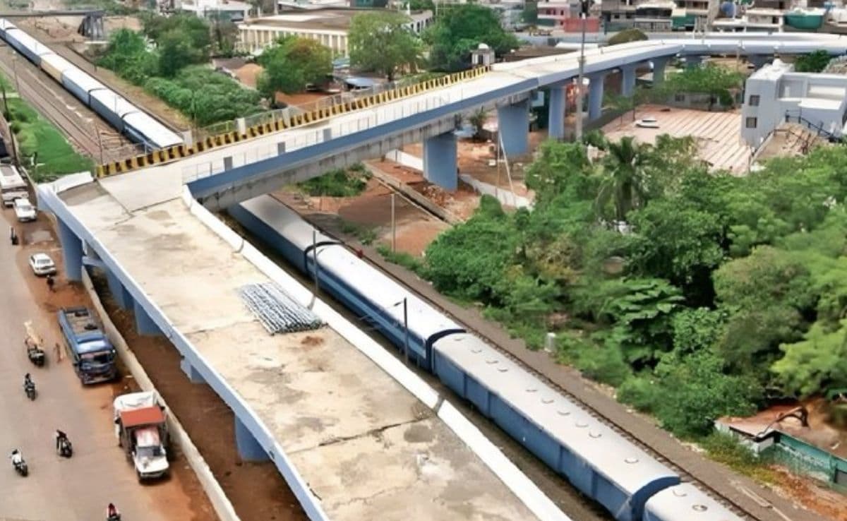 Seven Engineers Suspended Over Bhopal Bridge With 90-Degree Turn