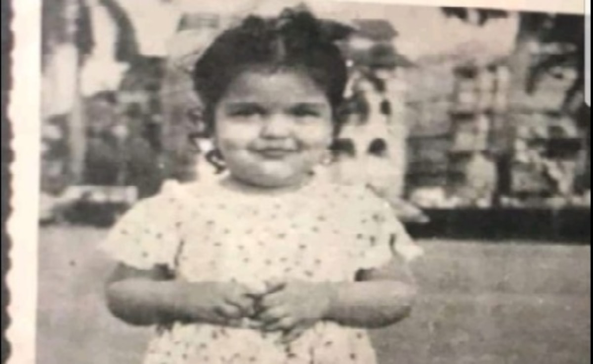 यह बच्ची है 80 की सुपरस्टार, करियर के टॉप पर जिसके लिए की मां से बगावत, उसी ने शादी के बाद प्रेग्नेंसी में चलाया किसी और से अफेयर, जानते हैं नाम ?