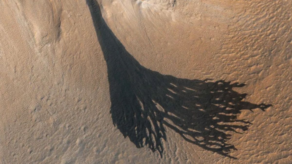 AI Reveals Mars’s Mysterious Slope Streaks Likely Formed by Dust, Not Water Activity