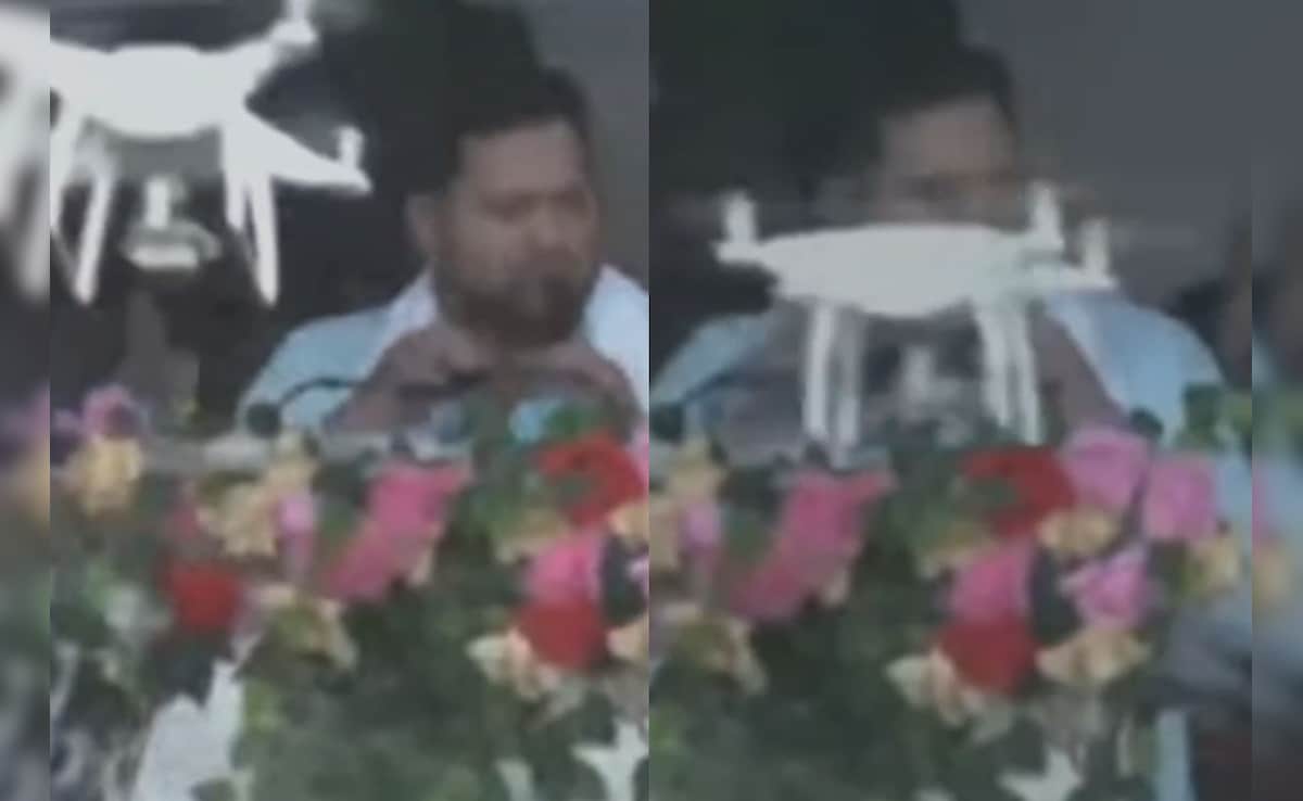 पटना में रैली के दौरान बाल-बाल बचे तेजस्वी यादव, मंच पर पोडियम से टकराया ड्रोन, VIDEO