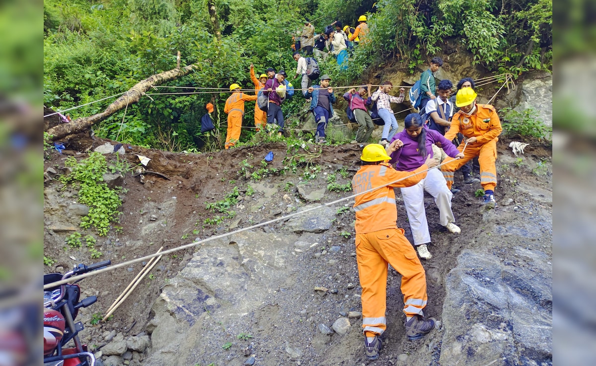 Uttarakhand Rain Update: आसमान से बरस रही आफत, चारधाम यात्रा भी रुकी, पढ़ें उत्तराखंड के सभी जिलों का अपडेट