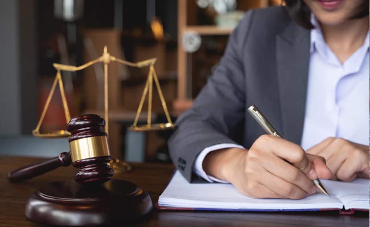 Gurugram Bar Body Bans Non Lawyers From Wearing White Shirt, Black Trousers