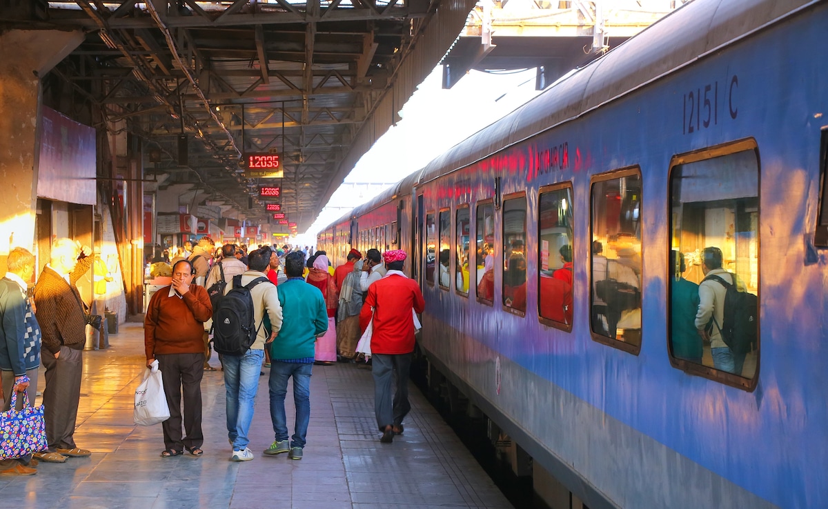 रेल यात्री ध्यान दें! अब 4 नहीं बल्कि 8 घंटे पहले बनेगा रिजर्वेशन चार्ट, तत्काल टिकट के नियम भी बदले