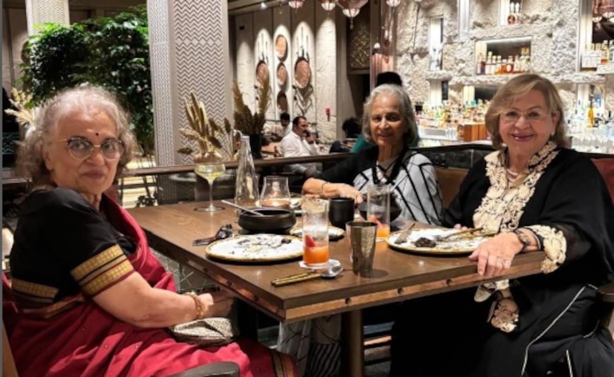 Jab BFFs Asha Parekh, Helen, Waheeda Rehman Met. See Pic