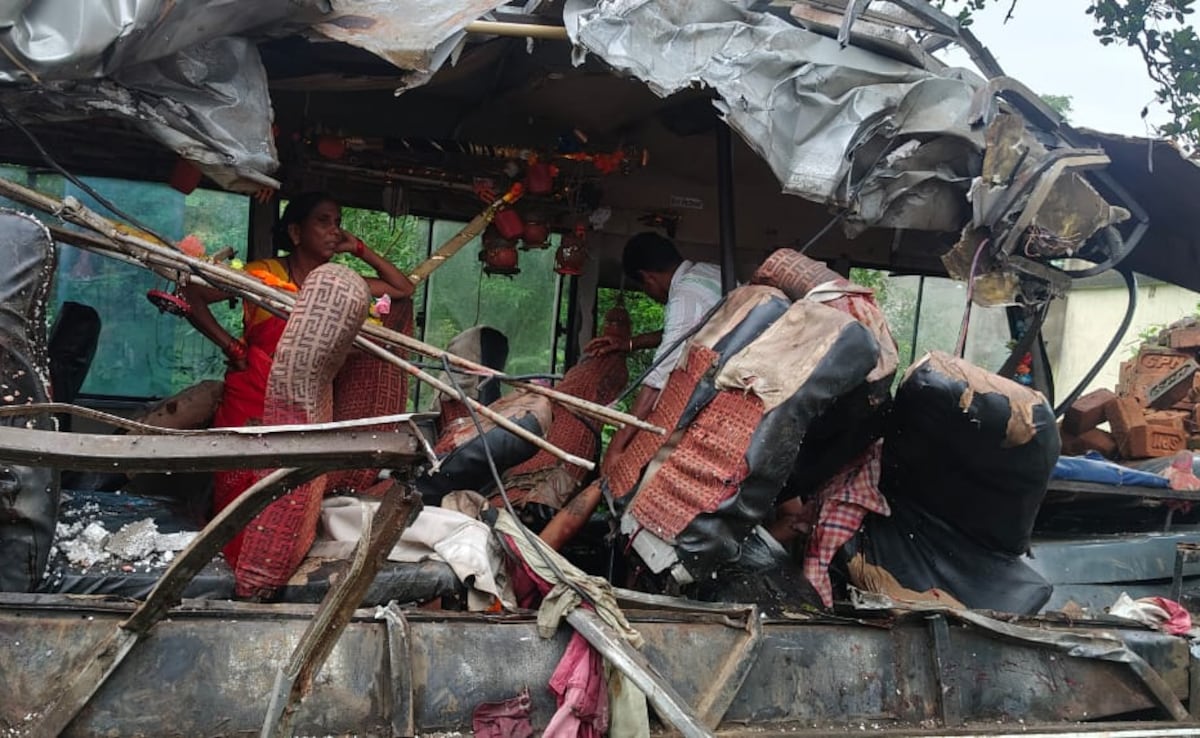 झारखंड के देवघर में बड़ा सड़क हादसा, कांवड़ियों समेत 5 की मौत कई अन्य घायल