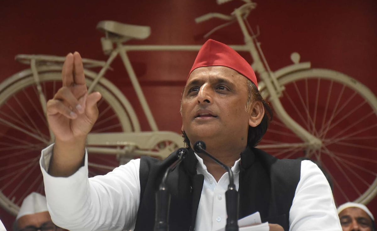 मुरादाबाद: अखिलेश यादव के जन्मदिन पर पार्टी कार्यकर्ताओं में दिखी फूट, कार्यकर्ताओं ने आजम खान के समर्थन में लगाए नारे