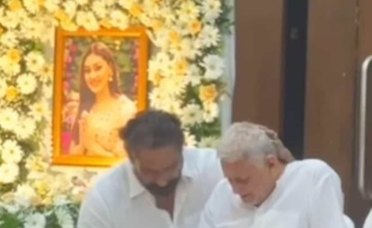 शेफाली जरीवाला की प्रेयर मीट में पिता के नहीं थमे आंसू, पति पराग त्यागी यूं संभालते हुए आए नजर