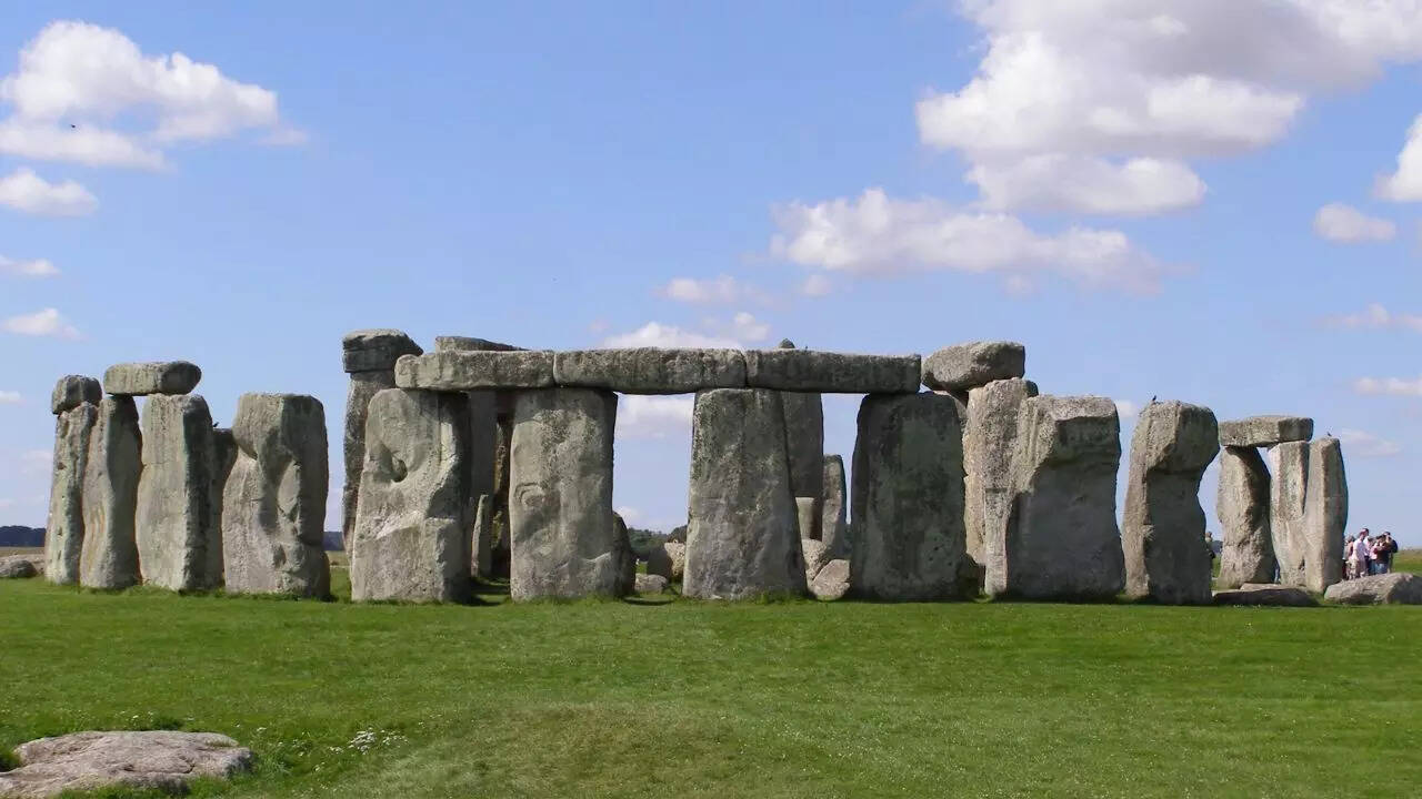Study reveals how 5,000-year-old Stonehenge’s giant blocks were moved using human hands and primitive tools