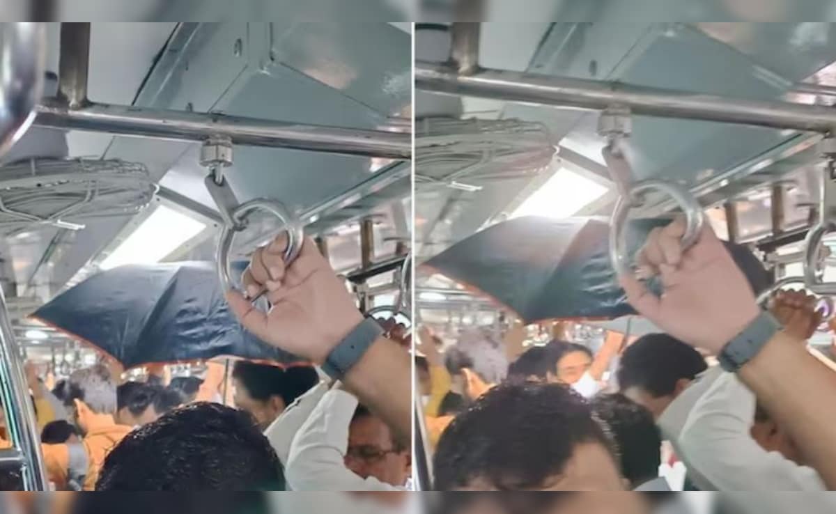 AC कोच में छाता खोलकर खड़ा दिखा यात्री, लोगों ने कहा- अब क्या बाकी है?