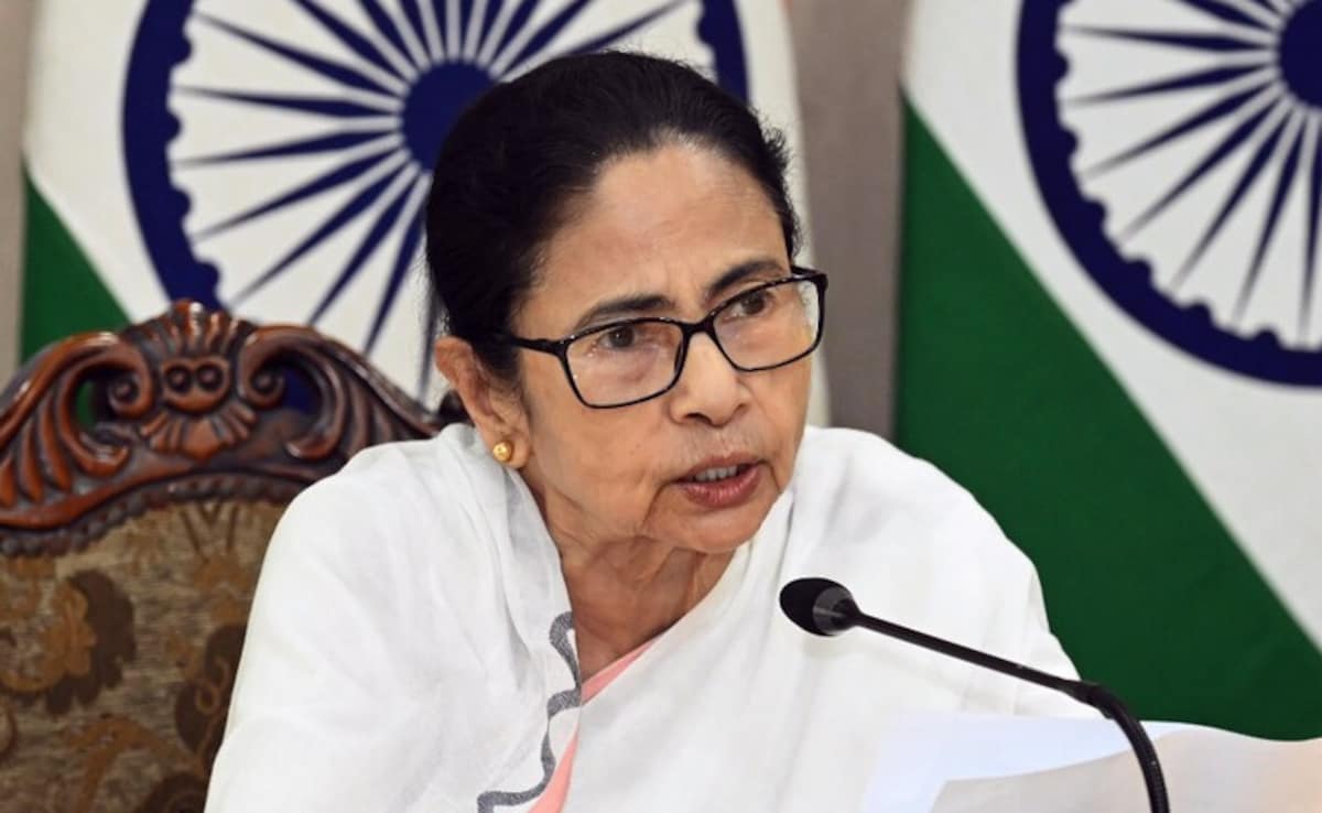 बंगाल के अधिकारियों को निलंबित करने पर भड़कीं ममता, चुनाव आयोग को ये क्या कह दिया?