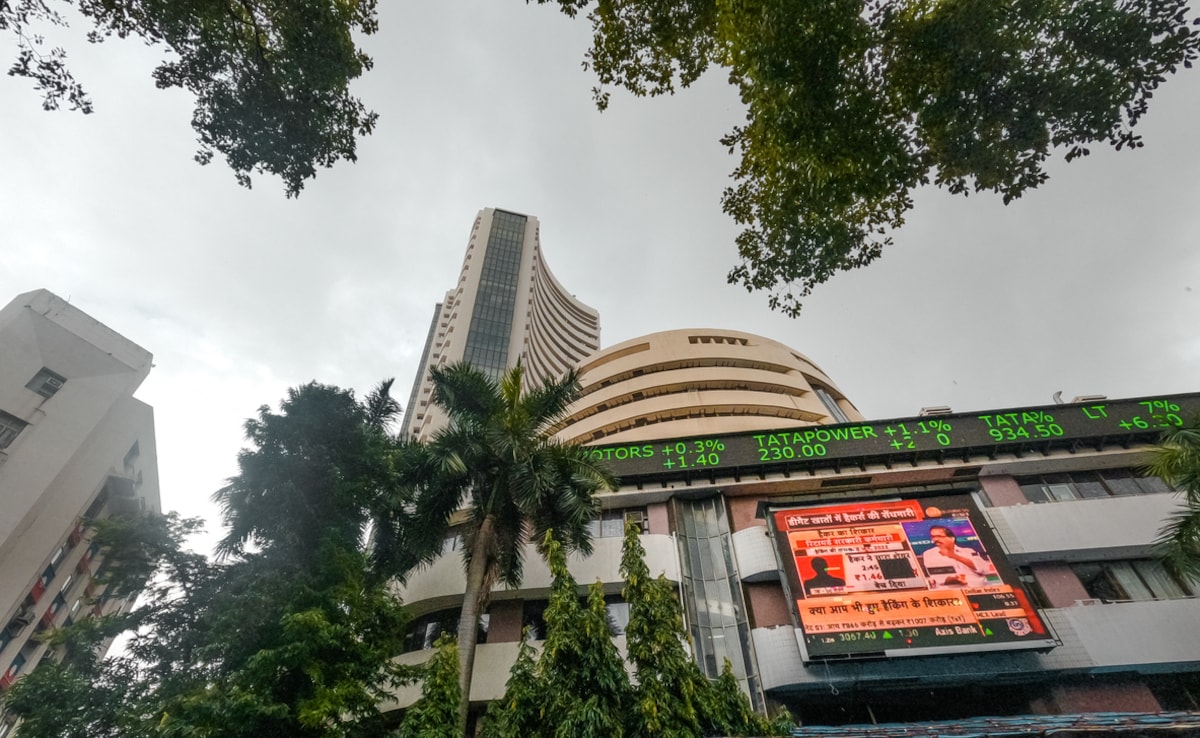 Stock Market Today: अमेरिकी टैरिफ के दबाव के चलते शेयर बाजार में फिर गिरावट, सेंसेक्स 300 अंक लुढ़का