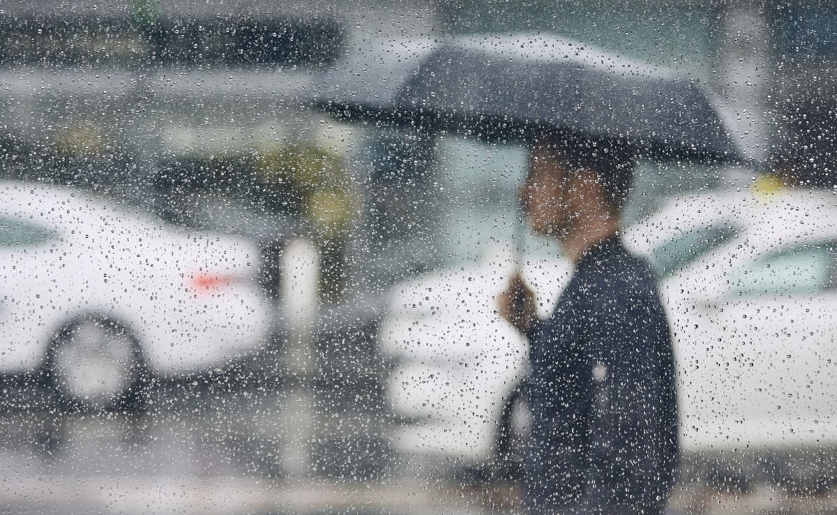 Cloudy Sky With Light Rain Predicted For Delhi Tomorrow: Weather Office
