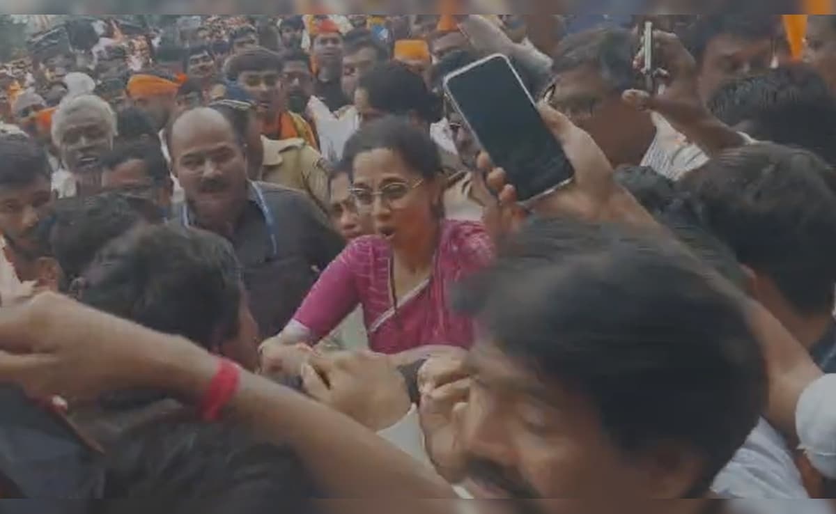 मराठा आरक्षण का मुद्दा गरमाया, मुंबई लौटे दोनों डिप्टी CM, जरांगे से मिलने पहुंचीं सुप्रिया सुले को भीड़ ने घेरा