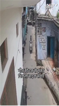 ‘जांको राखे साईयां मार सके ना कोई…’ दीवार गिरने से बाल-बाल बचा बाइक सवार | UP News | Viral Video