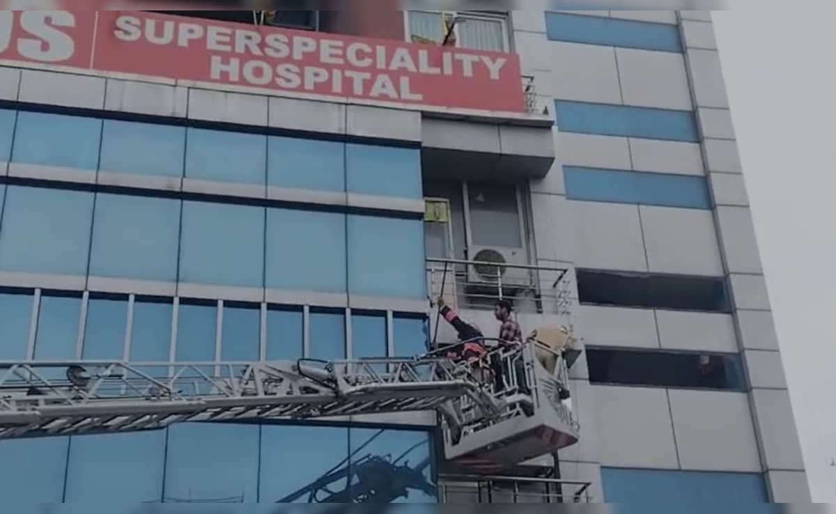दिल्ली के हॉस्पिटल में लगी आग, कांच तोड़कर क्रेन से निकाले गए मरीज, एक की मौत, VIDEO