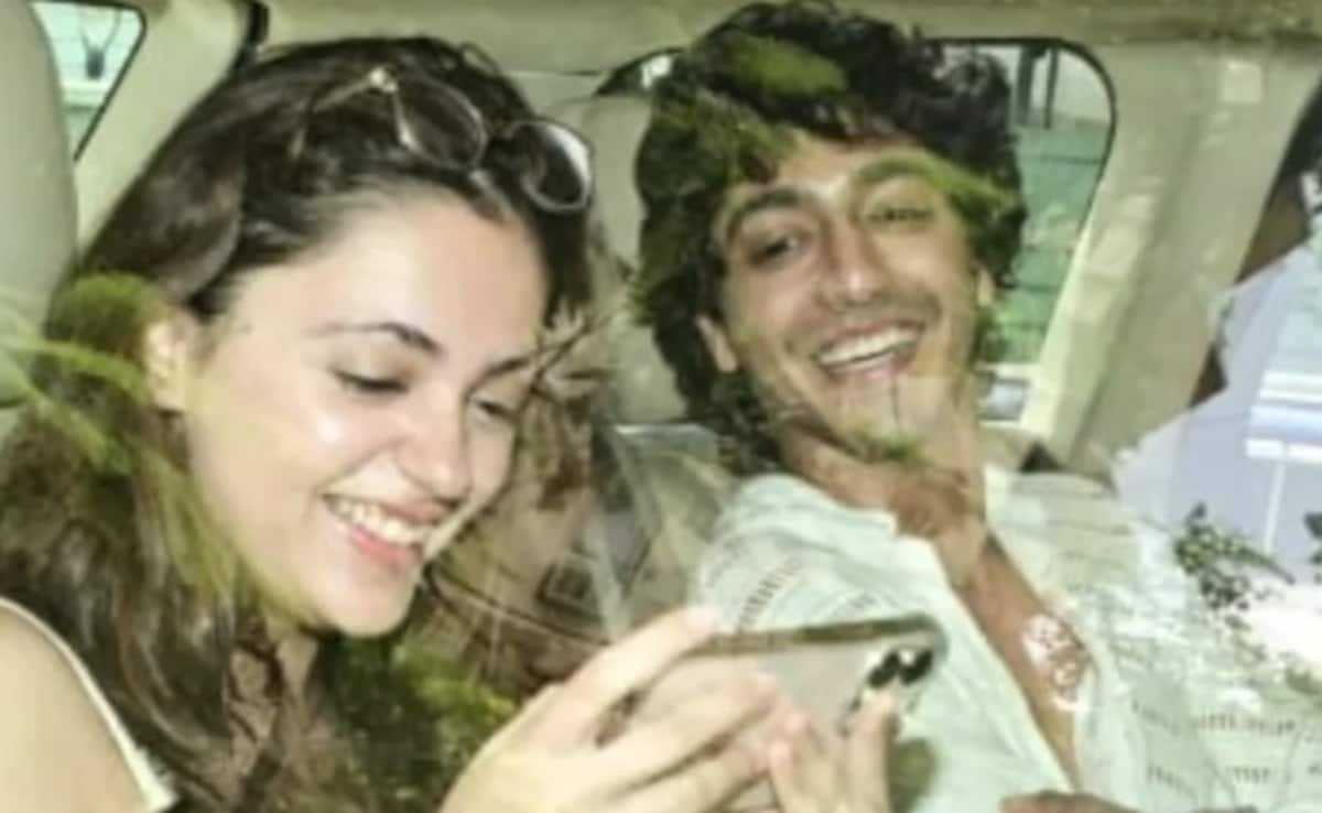 Amid Dating Rumours, Saiyaara Stars Ahaan Panday And Aneet Padda Click Selfies With Fans