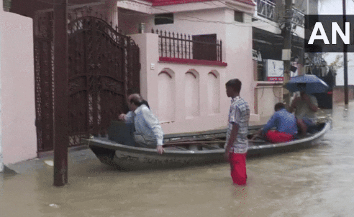 जब गेट पर कार नहीं, नाव पहुंची! देश के कई शहरों में बारिश-बाढ़ से बुरा हाल, देखिए