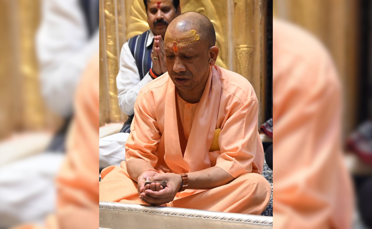 पीएम मोदी के दौरे से पहले सीएम योगी पहुंचे वाराणसी, काशी विश्वनाथ के किए दर्शन