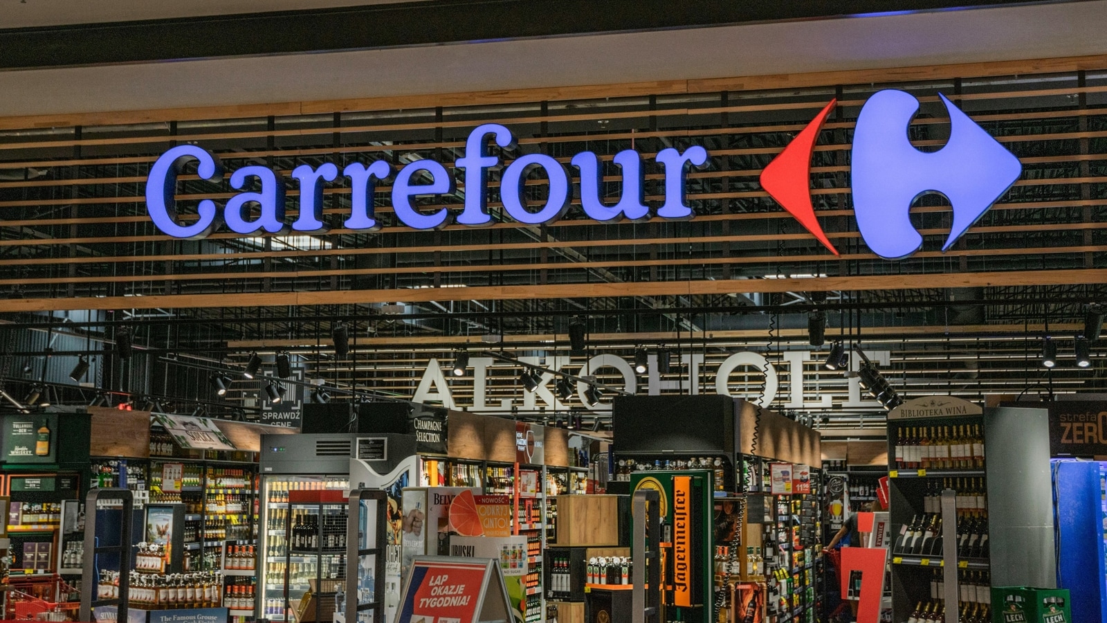 Once a retail empire, Carrefour struggles to win back investors