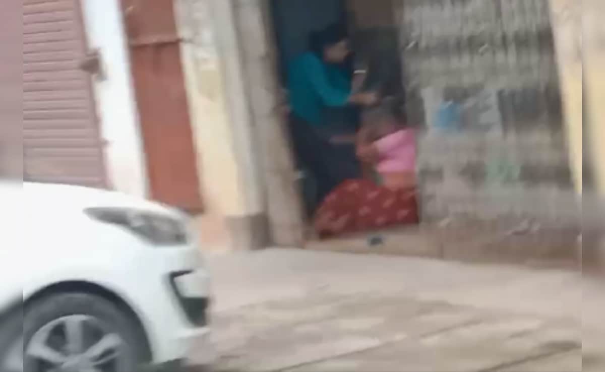 भरथना में बहू ने सास की बेरहमी से की पिटाई, पुलिस की जांच और कार्रवाई पर उठ रहे सवाल