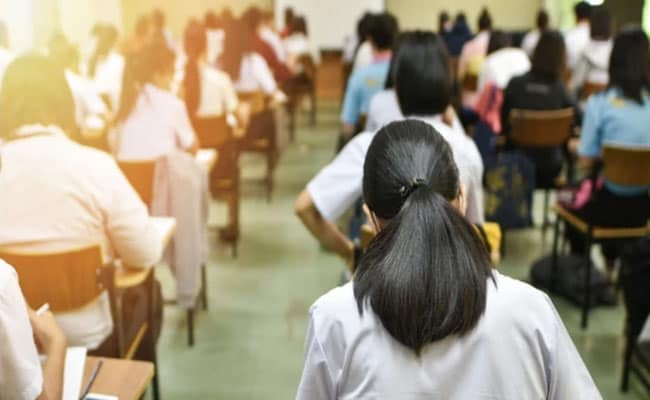 कक्षा 9 के छात्र अब किताबें खोलकर दे सकेंगे एग्जाम, CBSE 2026-27 से शुरू करेगा ओपन बुक असेसमेंट