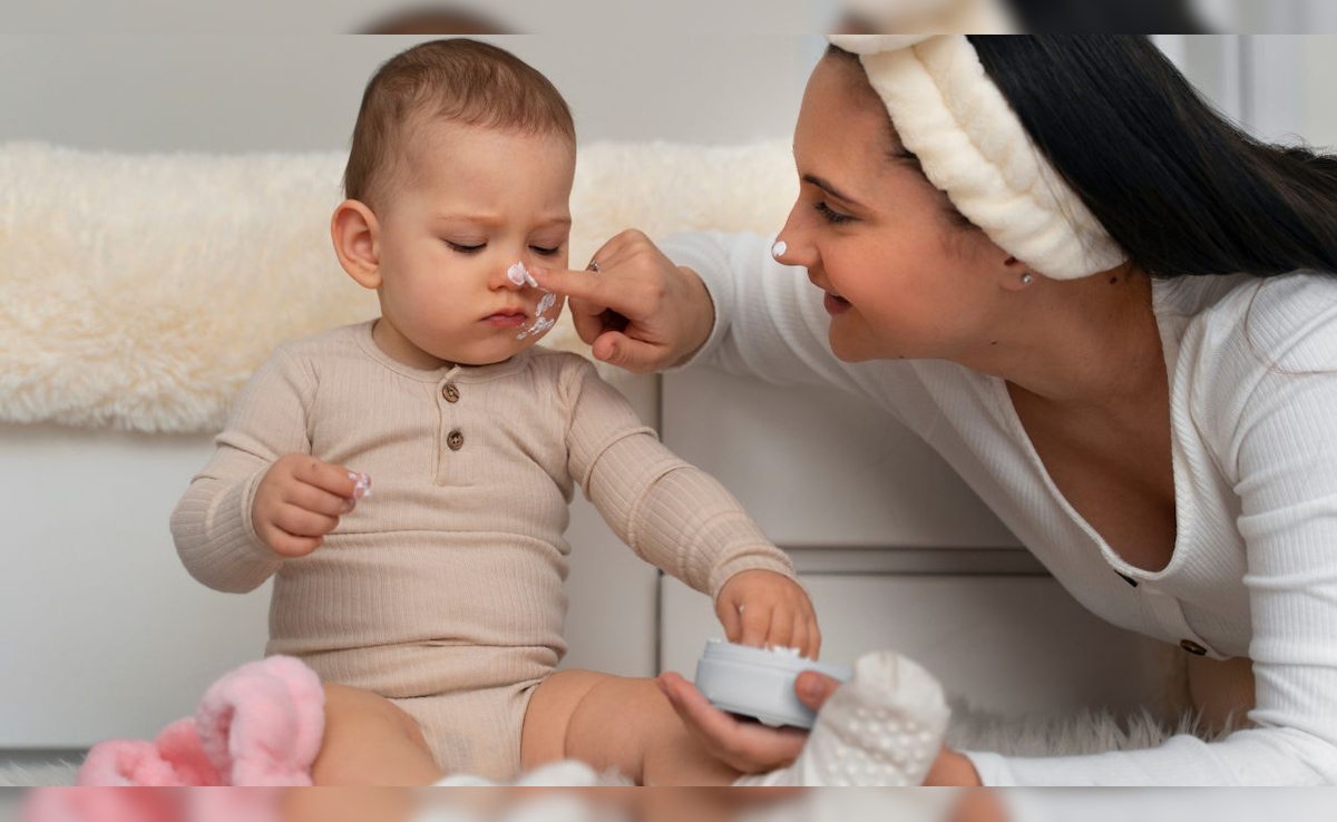 क्या बच्चा और आप एक ही मॉइस्चराइजर इस्तेमाल कर सकते हैं? जरूर सुन लें स्किन के डॉक्टर की ये बात