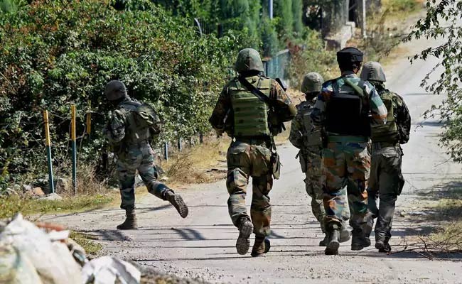 जम्मू-कश्मीर में आतंकियों के साथ जारी मुठभेड़ में सेना के दो जवान शहीद