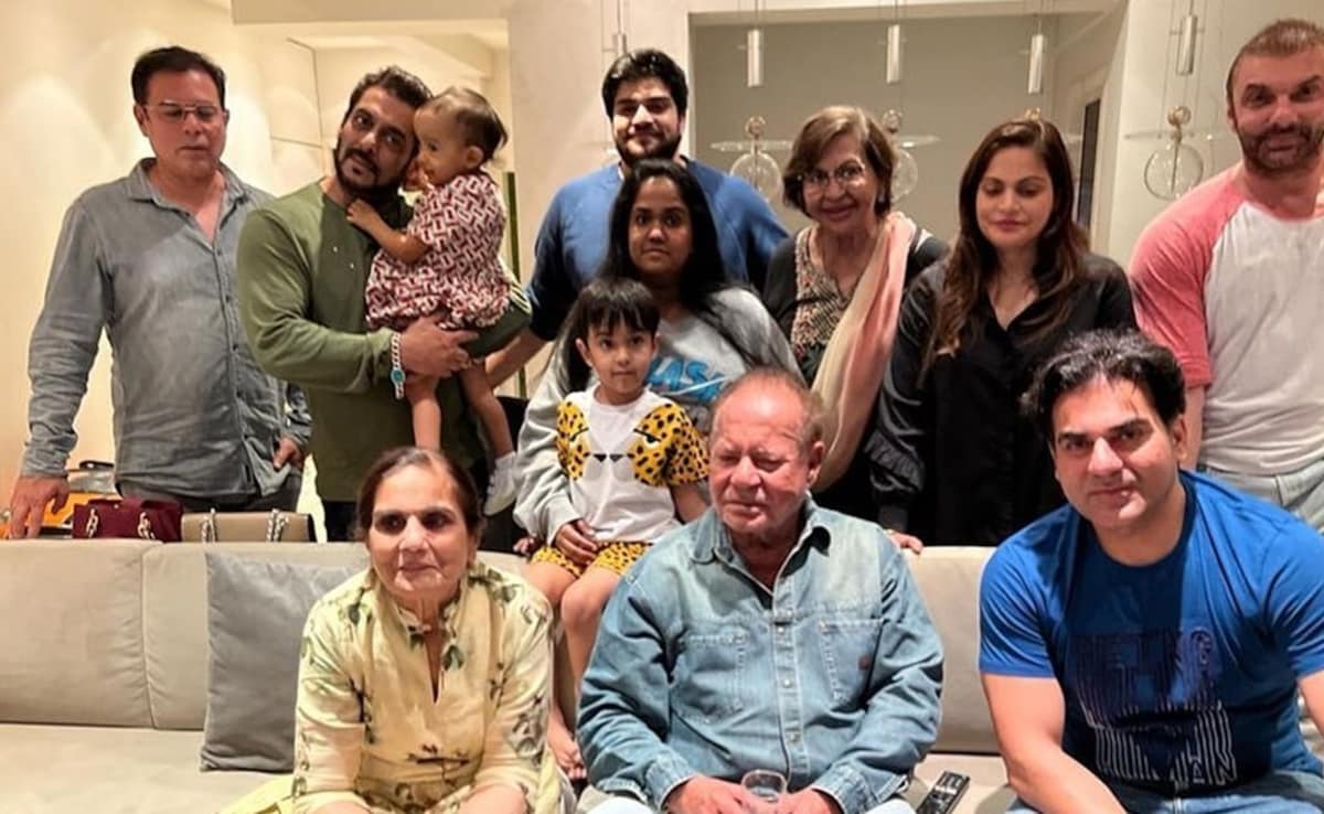 Salim Khan Reveals His Family Doesn’t Eat Beef: “Most Muslims Have It As The Cheapest Meat”