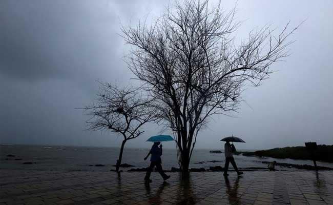 LIVE UPDATES: देश भर में मॉनसून का कहर, पिथौरागढ़ में सुरंग हादसे में फंसे कई मजदूर