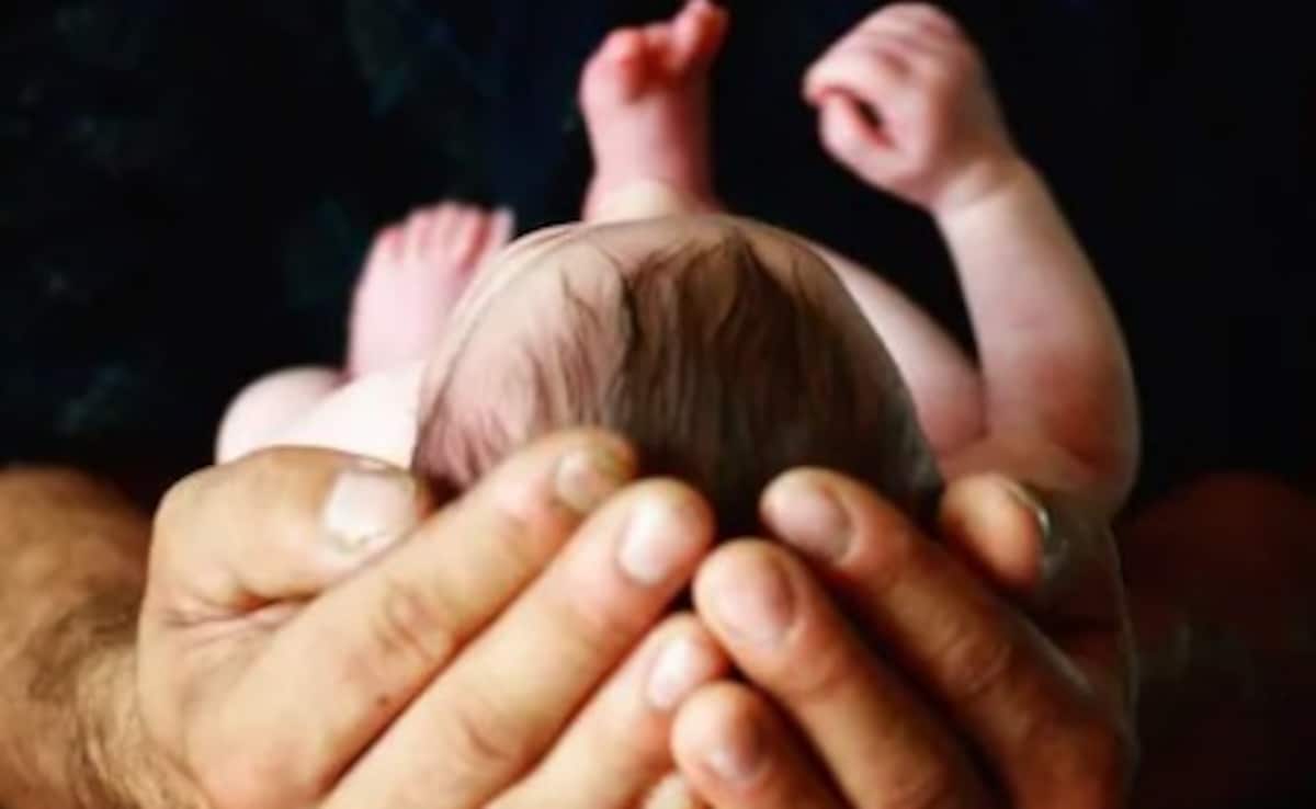 Parenting Tips: बदलते मौसम में माता-पिता अपने नवजात बच्चे का इस तरह से रखें ख्याल