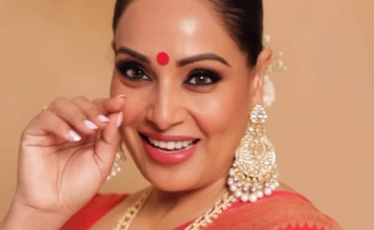 Bipasha Basu Joins Viral Bipasha Song Trend With Daughter Devi: “Mamma Trying To Be Glam”