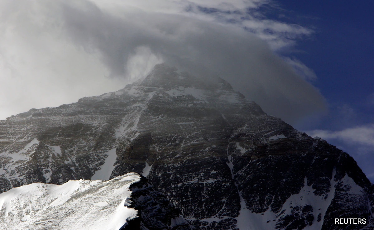 Almost 1,000 Trapped In Blizzard On Tibetan Side Of Mount Everest