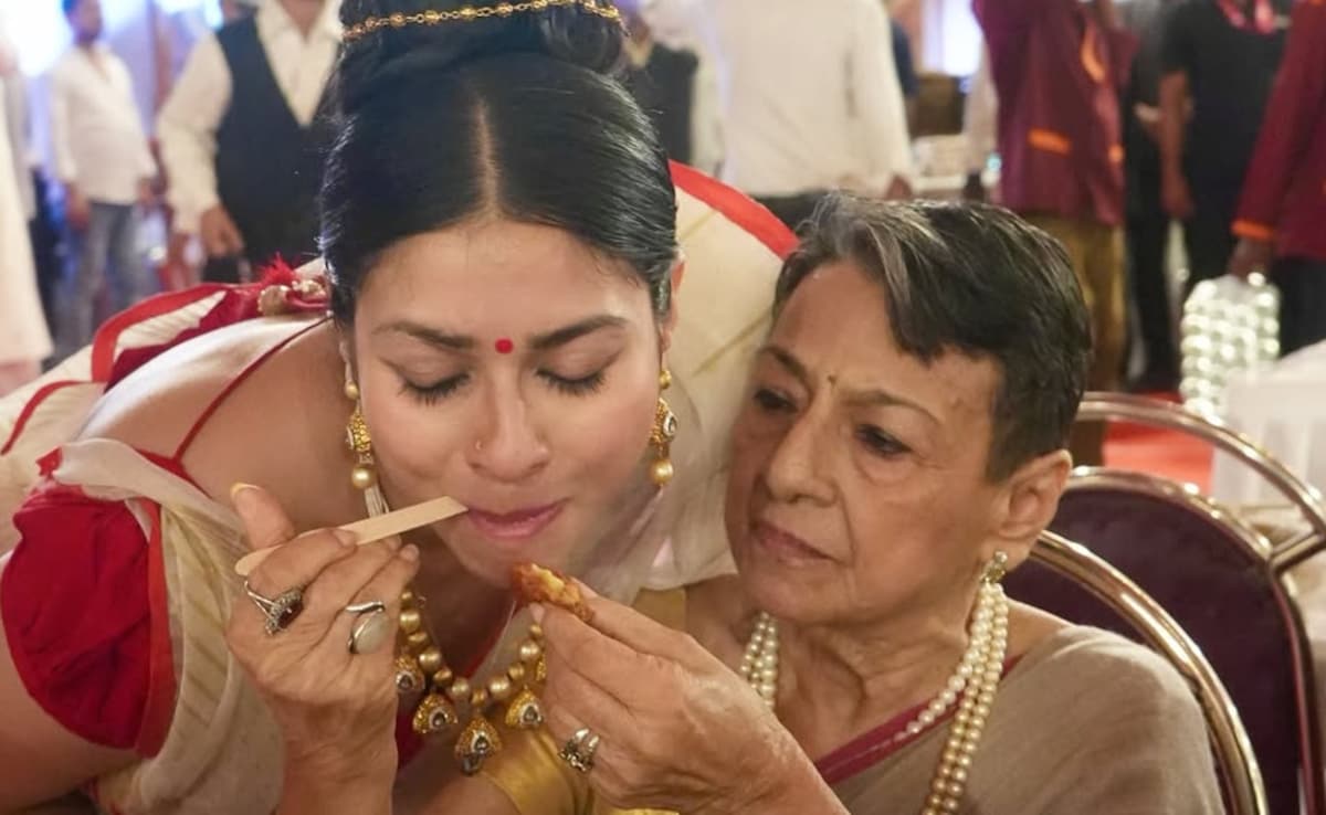 Veteran Actress Tanuja Lovingly Feeds Daughter Tanishaa Mukerji During Durga Puja Celebrations, Photo Goes Viral