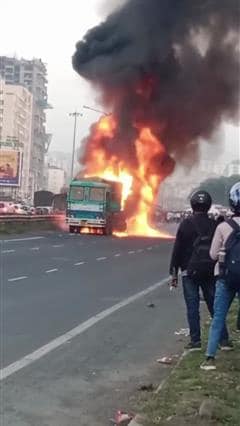 8 Killed As Car Gets Sandwiched Between 2 Trucks On Pune-Bengaluru Highway