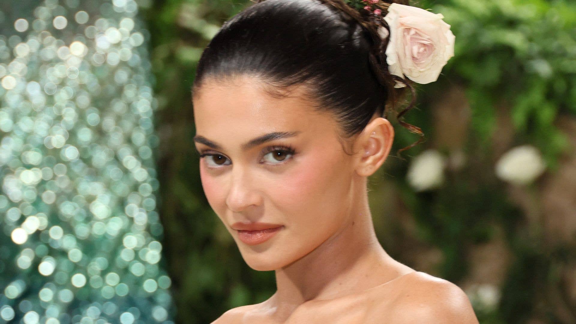 Kylie Jenner sends fans wild as she flaunts incredible abs in plunging top poolside