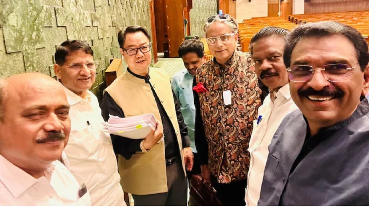 ‘मुझे कोई भी महिला विरोधी नहीं कह सकता’, शशि थरूर ने किरेन रिजिजू के साथ शेयर की फोटो