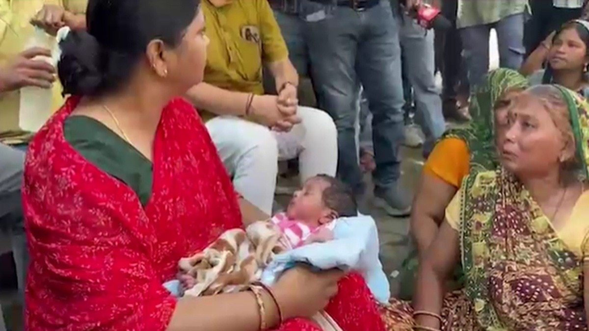 बिन मां का बच्चा लिए सड़क पर बैठा परिवार, पुलिस से भी भिड़ा…कोटा में डिलीवरी के बाद गई थी जान