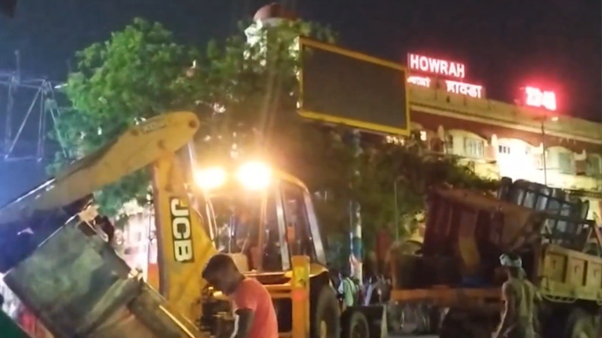 बंगाल में बुलडोजर एक्शन जारी, हावड़ा स्टेशन के बाहर JCB चलाकर आधी रात में हटाया गया अतिक्रमण