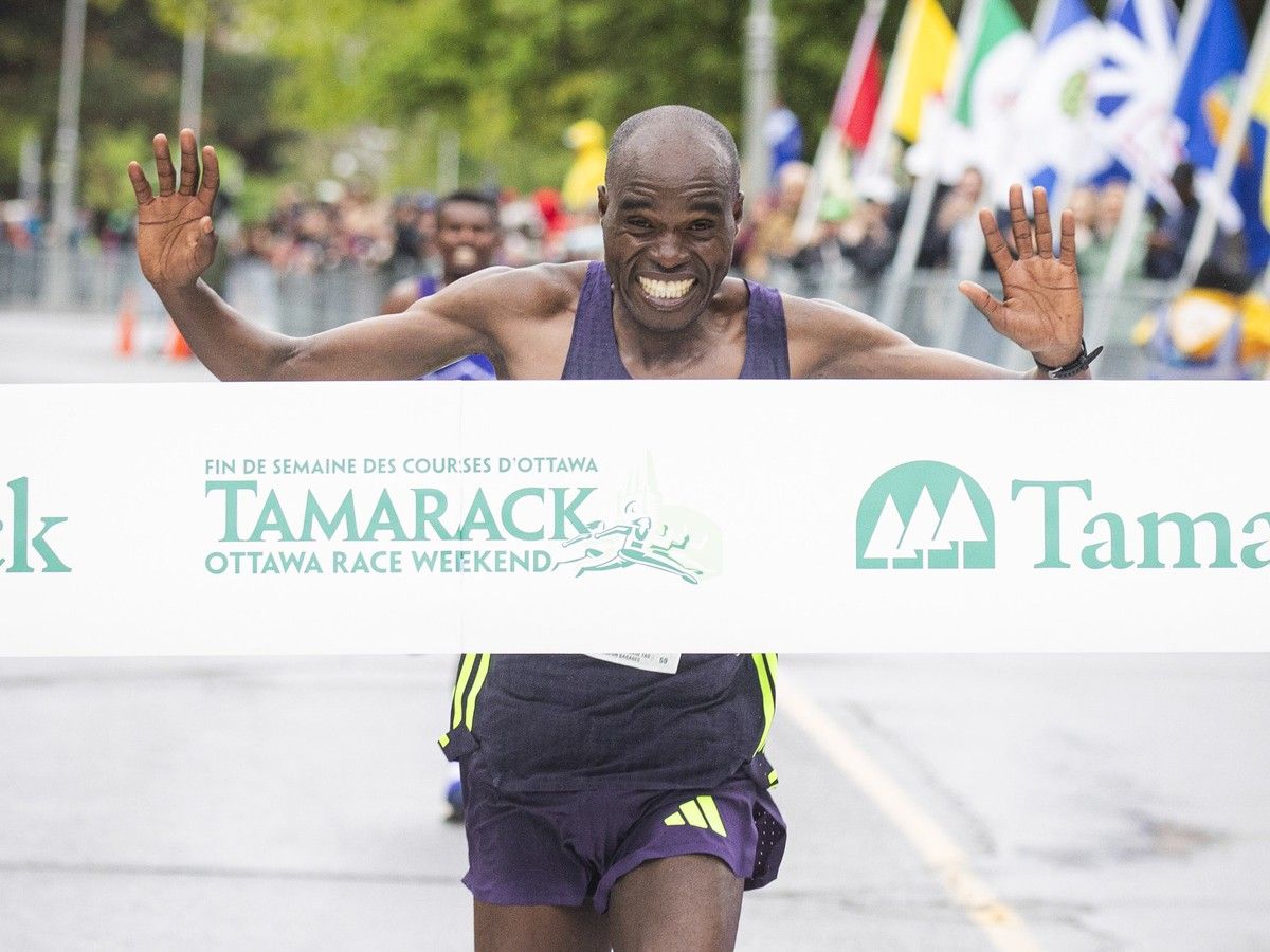 Race Weekend Sunday: Mayor starts early; runners splash through drizzle; photo gallery